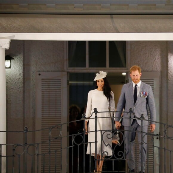 Le prince Harry, duc de Sussex et sa femme Meghan Markle, duchesse de Sussex (enceinte) au balcon du Grand Pacific Hotel à Suva aux îles Fidji dans le cadre de leur voyage officiel, le 23 octobre 2018.  The Duke and Duchess of Sussex wave from the balcony of the Grand Pacific Hotel, in Suva, Fiji, on day one of the royal couple's visit to Fiji. on October 23rd 201823/10/2018 - Suva