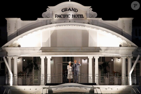 Le prince Harry, duc de Sussex et sa femme Meghan Markle, duchesse de Sussex (enceinte) au balcon du Grand Pacific Hotel à Suva aux îles Fidji dans le cadre de leur voyage officiel, le 23 octobre 2018.  The Duke and Duchess of Sussex wave from the balcony of the Grand Pacific Hotel, in Suva, Fiji, on day one of the royal couple's visit to Fiji. on October 23rd 201823/10/2018 - Suva