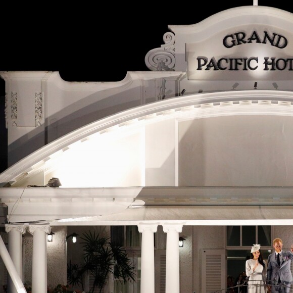 Le prince Harry, duc de Sussex et sa femme Meghan Markle, duchesse de Sussex (enceinte) au balcon du Grand Pacific Hotel à Suva aux îles Fidji dans le cadre de leur voyage officiel, le 23 octobre 2018.  The Duke and Duchess of Sussex wave from the balcony of the Grand Pacific Hotel, in Suva, Fiji, on day one of the royal couple's visit to Fiji. on October 23rd 201823/10/2018 - Suva