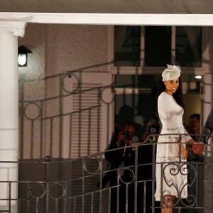 Le prince Harry, duc de Sussex et sa femme Meghan Markle, duchesse de Sussex (enceinte) au balcon du Grand Pacific Hotel à Suva aux îles Fidji dans le cadre de leur voyage officiel, le 23 octobre 2018.  The Duke and Duchess of Sussex wave from the balcony of the Grand Pacific Hotel, in Suva, Fiji, on day one of the royal couple's visit to Fiji. on October 23rd 201823/10/2018 - Suva