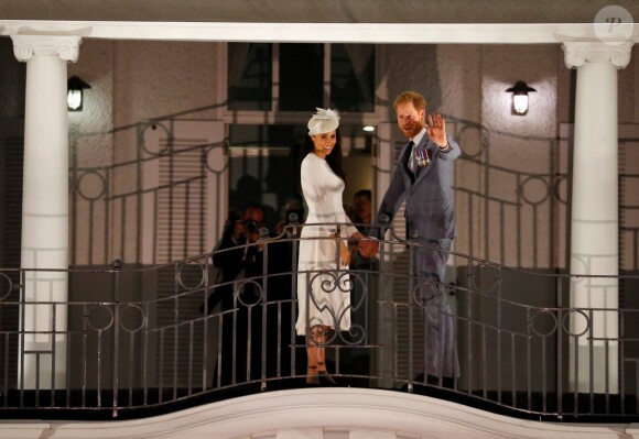 Le prince Harry, duc de Sussex et sa femme Meghan Markle, duchesse de Sussex (enceinte) au balcon du Grand Pacific Hotel à Suva aux îles Fidji dans le cadre de leur voyage officiel, le 23 octobre 2018.  The Duke and Duchess of Sussex wave from the balcony of the Grand Pacific Hotel, in Suva, Fiji, on day one of the royal couple's visit to Fiji. on October 23rd 201823/10/2018 - Suva