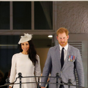 Le prince Harry, duc de Sussex et sa femme Meghan Markle, duchesse de Sussex (enceinte) au balcon du Grand Pacific Hotel à Suva aux îles Fidji dans le cadre de leur voyage officiel, le 23 octobre 2018.  The Duke and Duchess of Sussex wave from the balcony of the Grand Pacific Hotel, in Suva, Fiji, on day one of the royal couple's visit to Fiji. on October 23rd 201823/10/2018 - Suva