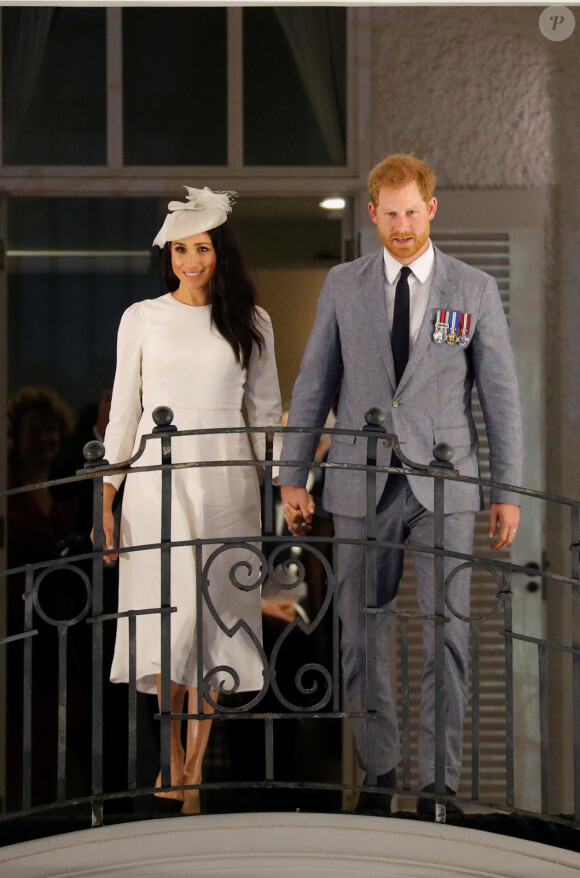Le prince Harry, duc de Sussex et sa femme Meghan Markle, duchesse de Sussex (enceinte) au balcon du Grand Pacific Hotel à Suva aux îles Fidji dans le cadre de leur voyage officiel, le 23 octobre 2018.  The Duke and Duchess of Sussex wave from the balcony of the Grand Pacific Hotel, in Suva, Fiji, on day one of the royal couple's visit to Fiji. on October 23rd 201823/10/2018 - Suva