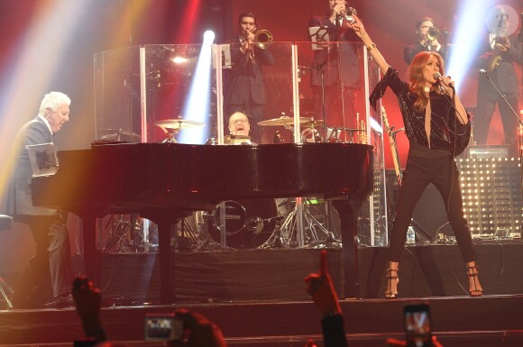 Céline Dion en concert au Palais Omnisports de Paris-Bercy à Paris, le 1er decembre 2013. Claude Lemay au piano.