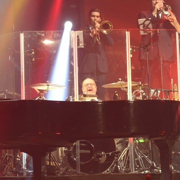 Céline Dion en concert au Palais Omnisports de Paris-Bercy à Paris, le 1er decembre 2013. Claude Lemay au piano.