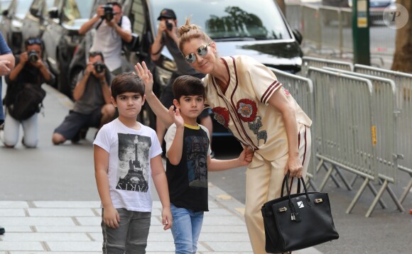 Céline Dion s'est rendue chez l'opticien Meyrowitz avec ses jumeaux Eddy et Nelson pour s'acheter une paire de lunettes de soleil avant de rentrer à l'hôtel Royal Monceau à Paris le 17 juillet 2017.