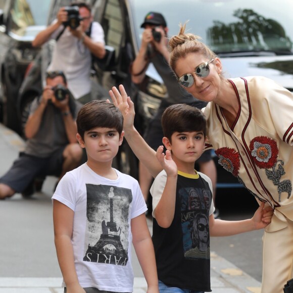 Céline Dion s'est rendue chez l'opticien Meyrowitz avec ses jumeaux Eddy et Nelson pour s'acheter une paire de lunettes de soleil avant de rentrer à l'hôtel Royal Monceau à Paris le 17 juillet 2017.