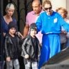 Céline Dion et ses enfants Eddy et Nelson sortent de l'hôtel Royal Monceau pour aller à la boutique Stanlowa à Paris le 27 juin 2017.