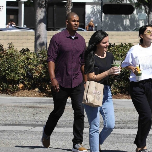 Selena Gomez, très souriante se promène avec ses amies à Studio City le 22 septembre 2018.