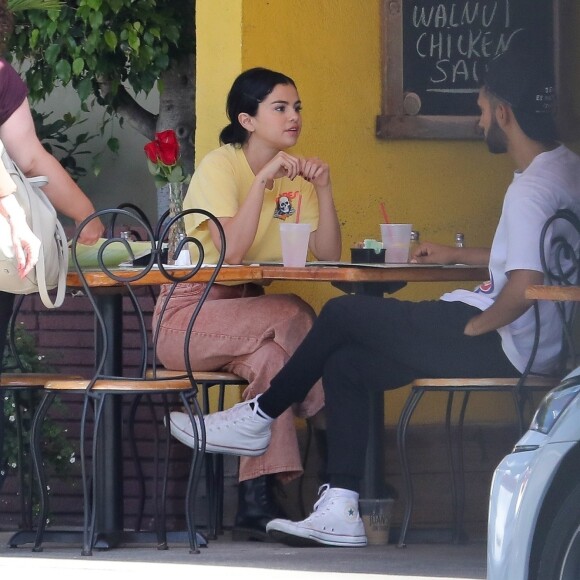 Exclusif - Selena Gomez va prendre le petit-déjeuner avec un ami à Beverly Hills, Los Angeles le 21 septembre 2018