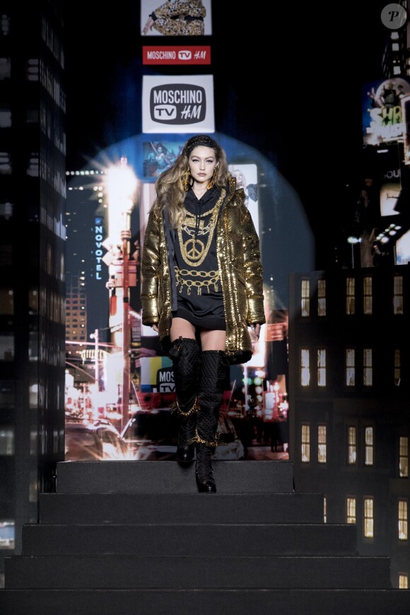 Gigi Hadid - Défilé de la collection "MOSCHINO [tv] H&M" à New York, le 24 octobre 2018.