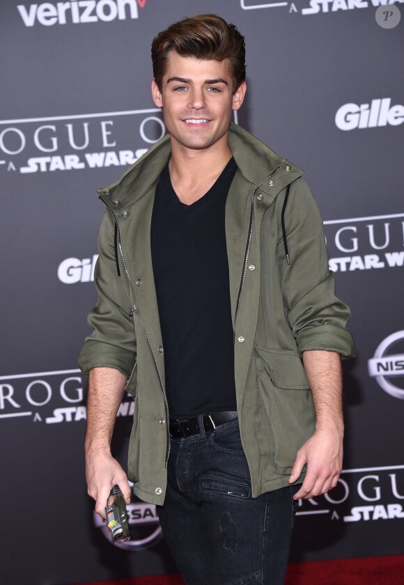 Garrett Clayton à la première "Rogue One: A Star Wars Story" au théâtre The Pantages à Hollywood, le 10 décembre 2016