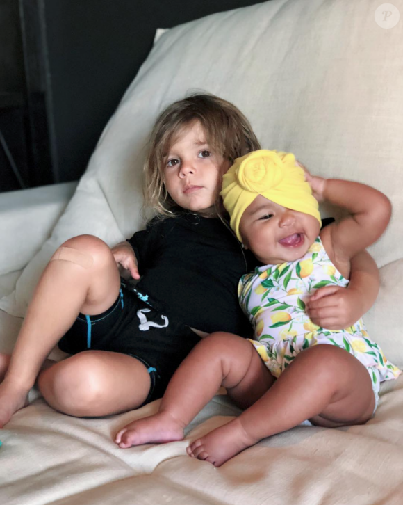 Reign (fils de Kourtney Kardashian et Scott Disick) et sa cousine True (fille de Khloé Kardashian et Tristan Thompson) à Bali, en Indonésie. Octobre 2018.