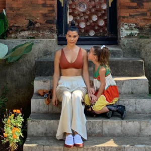 Kourtney Kardashian et sa fille Penelope à Bali, en Indonésie. Octobre 2018.