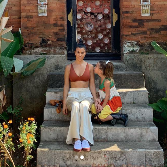 Kourtney Kardashian et sa fille Penelope à Bali, en Indonésie. Octobre 2018.