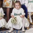 La princesse Eugenie d'York et Jack Brooksbank photographiés par Alex Bramall dans le Salon blanc au château de Windsor le jour de leur mariage, le 12 octobre 2018, entourés de leur famille. Dont Mia Tindall, qui affiche un visage impassible et tient un jouet. ©Alex Bramall/PA Wire/Bestimage