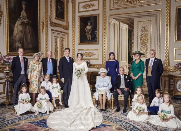 La princesse Eugenie d'York et Jack Brooksbank photographiés par Alex Bramall dans le Salon blanc au château de Windsor le jour de leur mariage, le 12 octobre 2018, entourés de leur famille. Dont Mia Tindall, qui affiche un visage impassible et tient un jouet. ©Alex Bramall/PA Wire/Bestimage