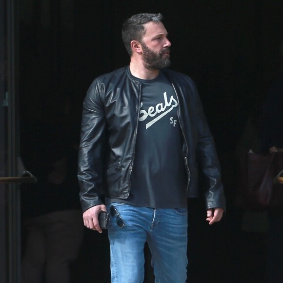 Ben Affleck à la sortie de l'église avec ses enfants Violet et Samuel à Pacific Palisades, le 28 octobre 2018. Ben Affleck et J. Garner sont arrivés séparément à l'église.