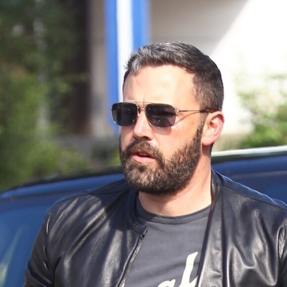 Ben Affleck souriant à la sortie de l'église à Pacific Palisades, le 28 octobre 2018.