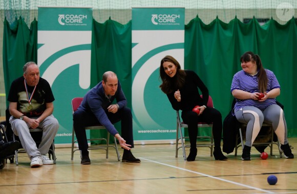William et Kate se sont essayés à la boccia, une sorte de pétanque avec des boules en cuir. La duchesse Catherine de Cambridge et le prince William étaient le 30 octobre 2018 à Basildon dans l'Essex pour un de Coach Core, programme soutenu par la Fondation royale.