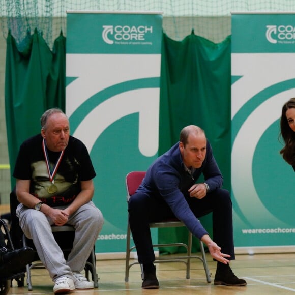 William et Kate se sont essayés à la boccia, une sorte de pétanque avec des boules en cuir. La duchesse Catherine de Cambridge et le prince William étaient le 30 octobre 2018 à Basildon dans l'Essex pour un de Coach Core, programme soutenu par la Fondation royale.