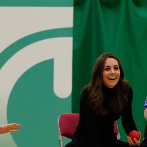 William et Kate se sont essayés à la boccia, une sorte de pétanque avec des boules en cuir. La duchesse Catherine de Cambridge et le prince William étaient le 30 octobre 2018 à Basildon dans l'Essex pour un de Coach Core, programme soutenu par la Fondation royale.