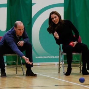 William et Kate se sont essayés à la boccia, une sorte de pétanque avec des boules en cuir. La duchesse Catherine de Cambridge et le prince William étaient le 30 octobre 2018 à Basildon dans l'Essex pour un de Coach Core, programme soutenu par la Fondation royale.