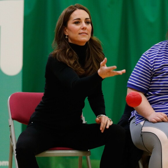 William et Kate se sont essayés à la boccia, une sorte de pétanque avec des boules en cuir. La duchesse Catherine de Cambridge et le prince William étaient le 30 octobre 2018 à Basildon dans l'Essex pour un de Coach Core, programme soutenu par la Fondation royale.
