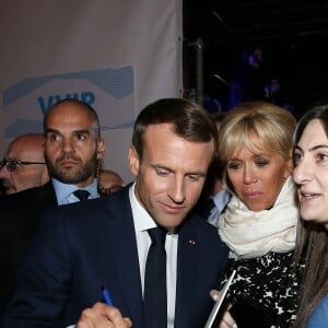 Le président de la République française Emmanuel et sa femme la Première Dame Brigitte Macron - Le président de la République française et sa femme la Première Dame assistent au concert en hommage à Charles Aznavour sur la place de la Répulique à Erevan, Arménie, le 11 octobre 2018. © Dominique Jacovides/Bestimage