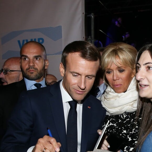 Le président de la République française Emmanuel et sa femme la Première Dame Brigitte Macron - Le président de la République française et sa femme la Première Dame assistent au concert en hommage à Charles Aznavour sur la place de la Répulique à Erevan, Arménie, le 11 octobre 2018. © Dominique Jacovides/Bestimage