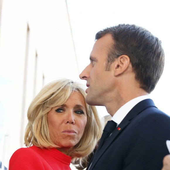 Le président de la République française Emmanuel Macron et sa femme la Première Dame Brigitte Macron - Le président de la République française et sa femme la Première Dame visitent la Maison Charles-Aznavour à Erevan, Arménie, le 11 octobre 2018. Le couple présidentiel est accueilli sur la terrasse par le fils de Charles Aznavour et sa femme pour la présentation de la maquette du projet d'extension du centre Aznavour, la visite de l'exposition Mai 68 - Erevan 2018 et les autres espaces du centre. Le président signe la déclaration d'intention ouvrant la voie à un Institut français en Arménie. Puis le chef de l'Etat regagne la terrasse pour un discours aux invités. © Dominique Jacovides/Bestimage