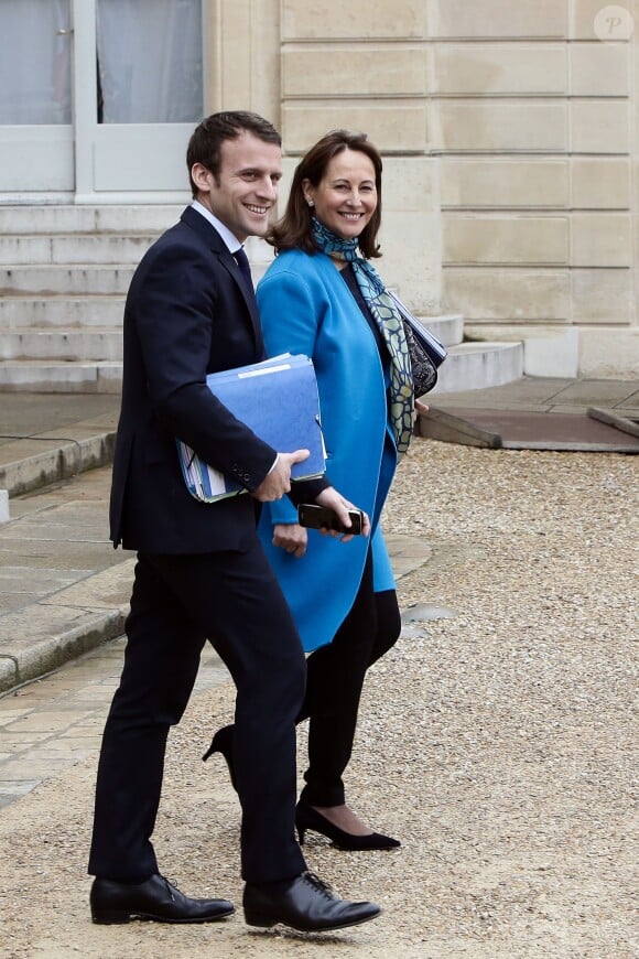 Emmanuel Macron et Ségolène Royal à la sortie du conseil des ministres du 30 mars 2016 au Palais de l'Elysée le 30 mars 2016.