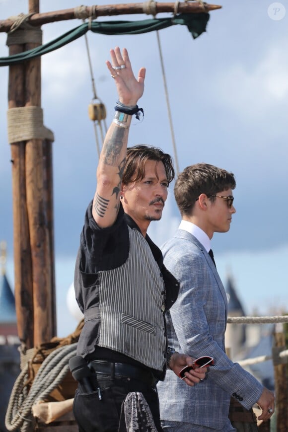 Johnny Depp - L'équipe du film "Pirates des Caraibes : La vengeance de Salazar" est partie à l'abordage du public, des fans et des célébrités à Disneyland Paris le 15 mai 2017. © DisneylandParis via Bestimage
