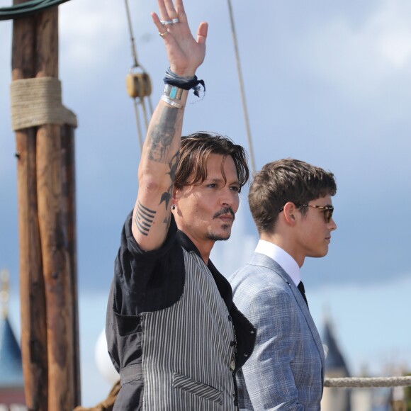 Johnny Depp - L'équipe du film "Pirates des Caraibes : La vengeance de Salazar" est partie à l'abordage du public, des fans et des célébrités à Disneyland Paris le 15 mai 2017. © DisneylandParis via Bestimage