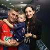 Marco Verratti, sa femme Laura Zazzara et leur fils Tommaso le 27 mai 2017 au Stade de France après le triomphe du PSG en finale de la Coupe de France.