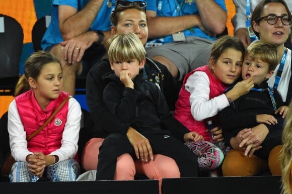 Mirka Federer regarde son mari Roger Federer avec leurs quatre enfants Myla Rose, Charlene Riva,Lenny et Leo lors du Australia's Kids Day organisé en marge de l'Open d'Australie à Melbourne le 13 janvier 2018.