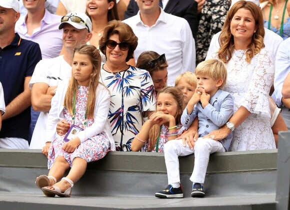Myla Rose, Charlene Riva,Lenny et Leo Federer avec leur maman Mirka et leur grand-mère Lynette lors de la victoire de leur papa Roger Federer au tournoi de Wimbledon le 16 juillet 2017.