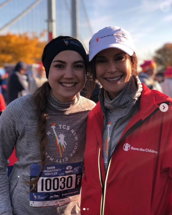 Teri Hatcher et sa fille Emerson Tenney le 4 novembre 2018 au départ du marathon de New York, qu'elles ont couru au profit de l'association Save the Children.
