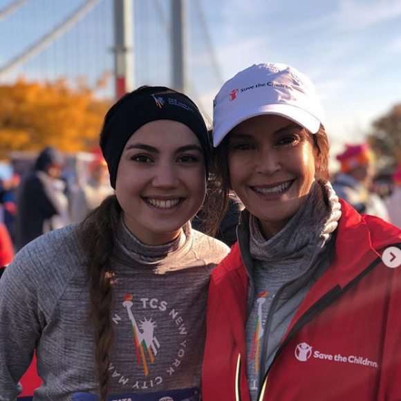 Teri Hatcher et sa fille Emerson Tenney le 4 novembre 2018 au départ du marathon de New York, qu'elles ont couru au profit de l'association Save the Children.