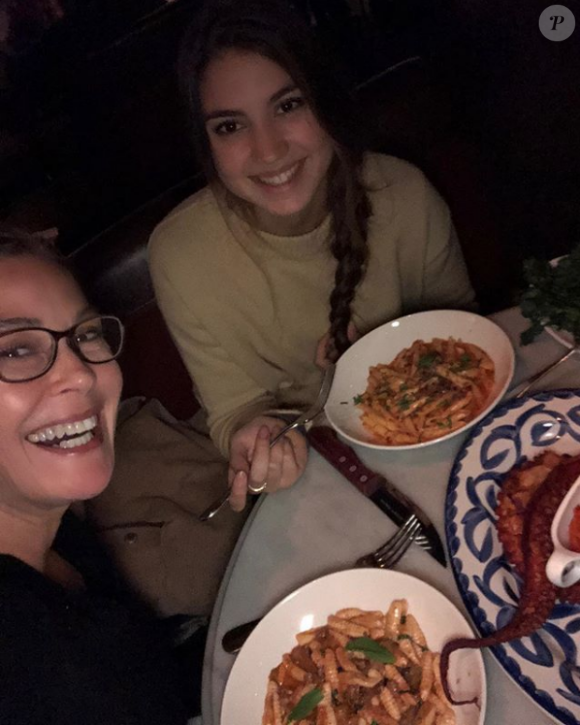 Teri Hatcher et sa fille Emerson Tenney lors de leur dernier repas avant de courir le marathon de New York le 4 novembre 2018, photo Instagram.