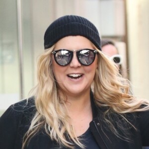 Amy Schumer, enceinte, se promène avec des amies à New York, le 25 octobre 2018.