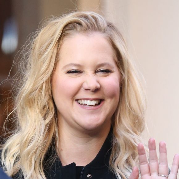 Amy Schumer, enceinte, se promène avec des amies à New York, le 25 octobre 2018.-