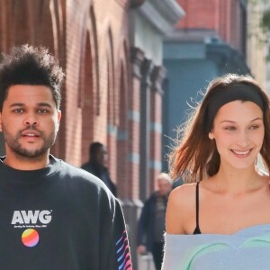Bella Hadid et son compagnon The Weeknd se baladent main dans la main dans les rues de New York, le 1er novembre 2018