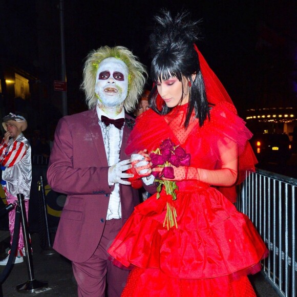 Bella Hadid et son compagnon The Weeknd arrivent à la soirée Halloween de Heidi Klum à New York, le 31 octobre 2018