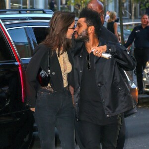 Bella Hadid et son compagnon The Weeknd s'embrassent en arrivant à l'hôtel Greenwich après un brunch au Sadelle's pour fêter l'anniversaire de Bella (22 ans) à New York, le 9 octobre 2018.