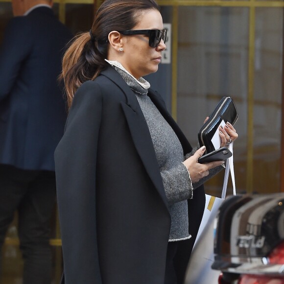 Exclusif - Eva Longoria se promène à Londres, le 2 novembre 2018.