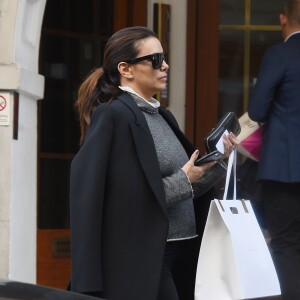 Exclusif - Eva Longoria se promène à Londres, le 2 novembre 2018.