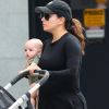 Exclusif - Eva Longoria se promène avec son fils Santiago à Los Angeles, le 20 octobre 2018.
