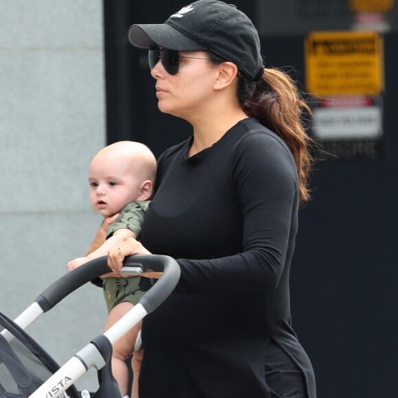 Exclusif - Eva Longoria se promène avec son fils Santiago à Los Angeles, le 20 octobre 2018.