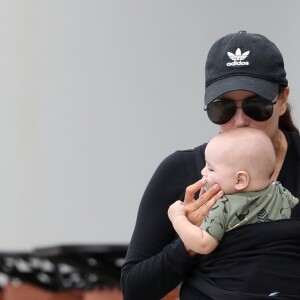 Exclusif - Eva Longoria se promène avec son fils Santiago à Los Angeles, le 20 octobre 2018.